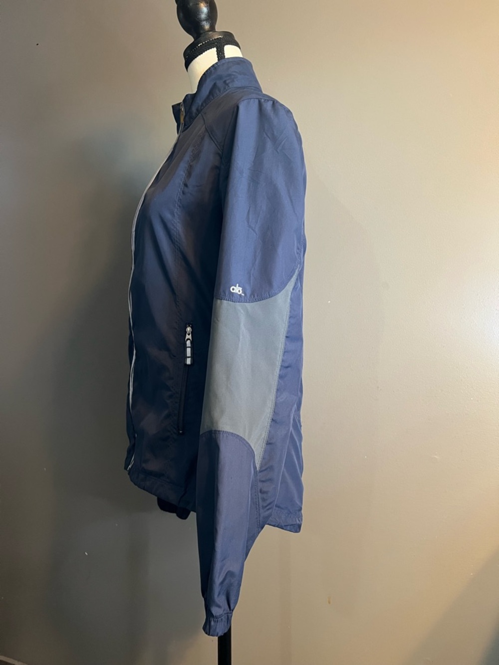 Alo Yoga Women's Lightweight Windbreaker. Navy/Gray. Size S. EUC